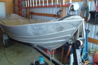 What are the advantages of using aluminum boat paint?